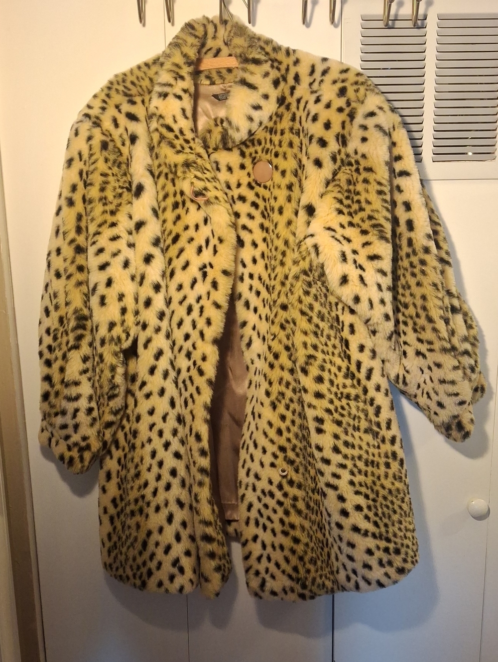 Free Hat W/ Style VI Ltd. Faux Leopard Print Cozy Women’s Coat - Tan/Black